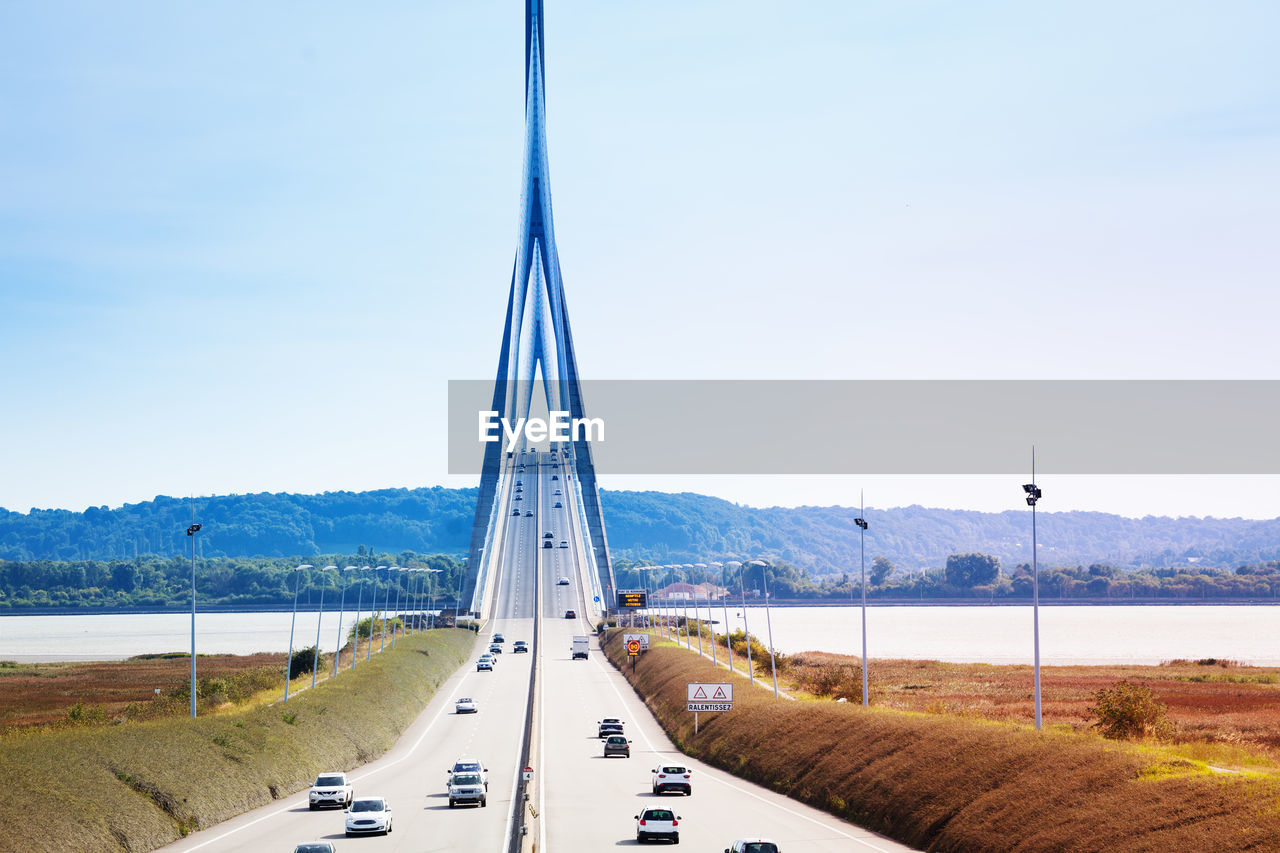 VIEW OF SAILBOATS ON THE ROAD