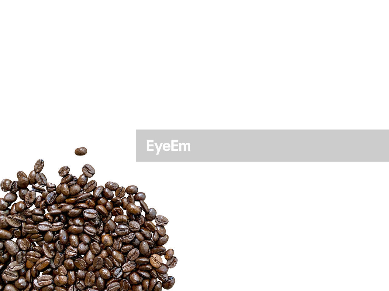 CLOSE-UP OF COFFEE BEANS OVER WHITE BACKGROUND