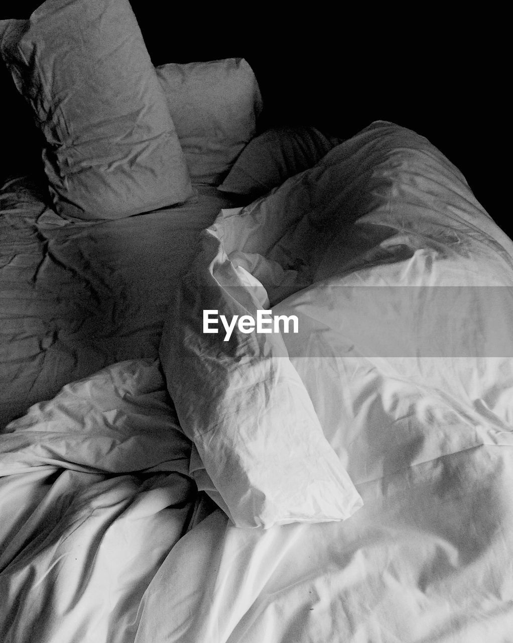 bed, indoors, bedroom, crumpled, sheet, home interior, no people, pillow, close-up, low section, day