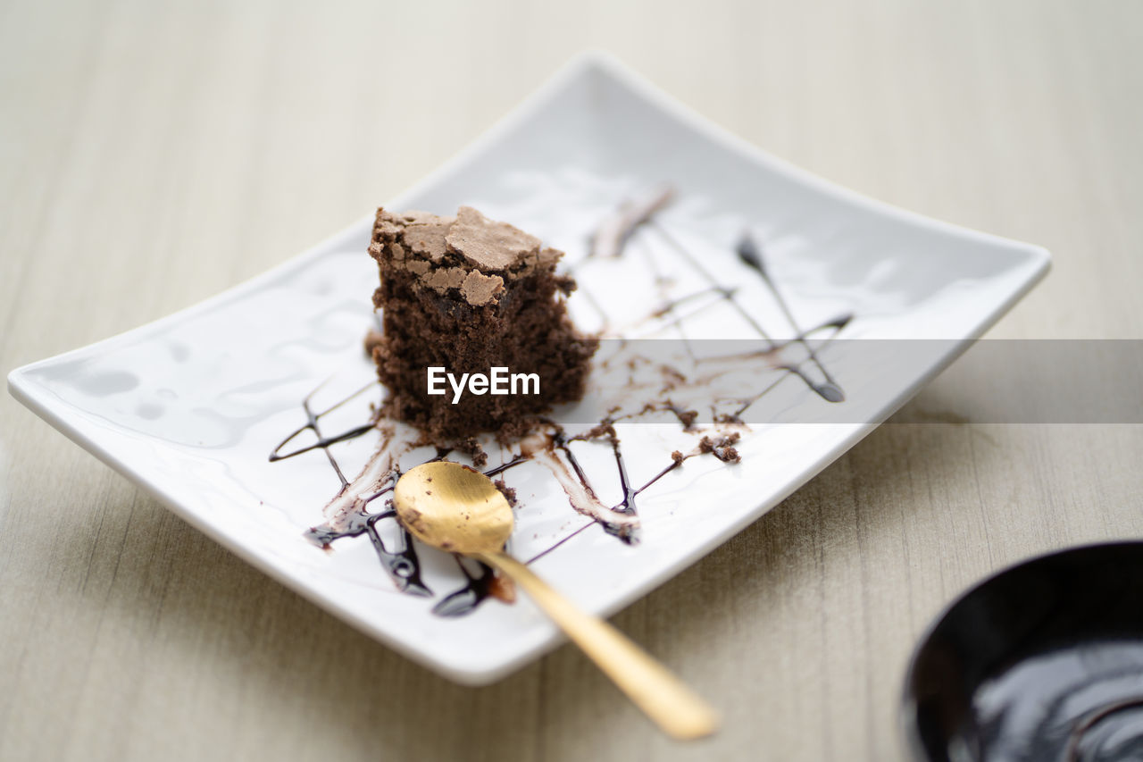 HIGH ANGLE VIEW OF CHOCOLATE CAKE IN PLATE