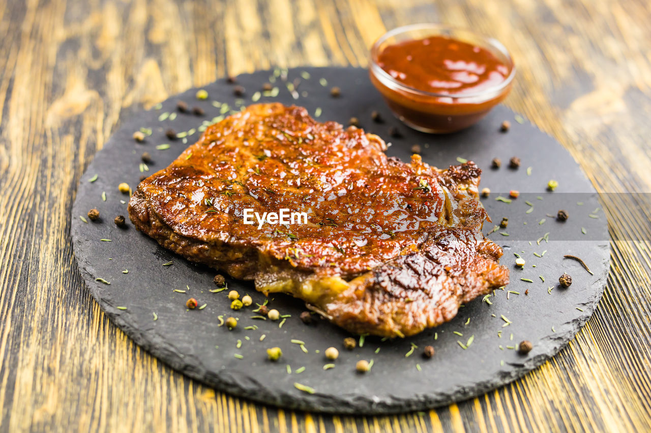 HIGH ANGLE VIEW OF FOOD IN PLATE