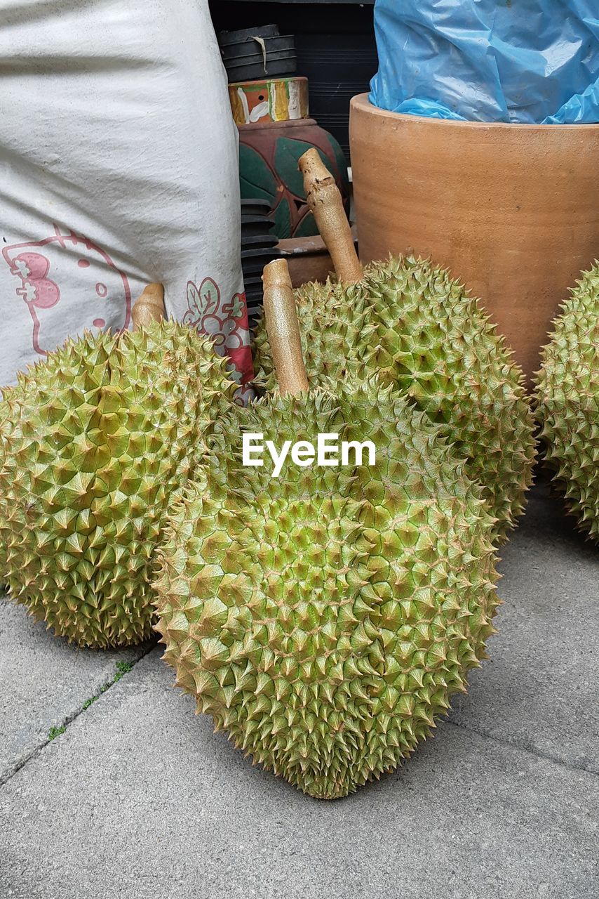 HIGH ANGLE VIEW OF FRUITS IN MARKET