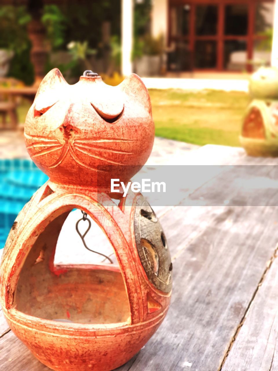 CLOSE-UP OF PUMPKIN ON WOODEN TABLE