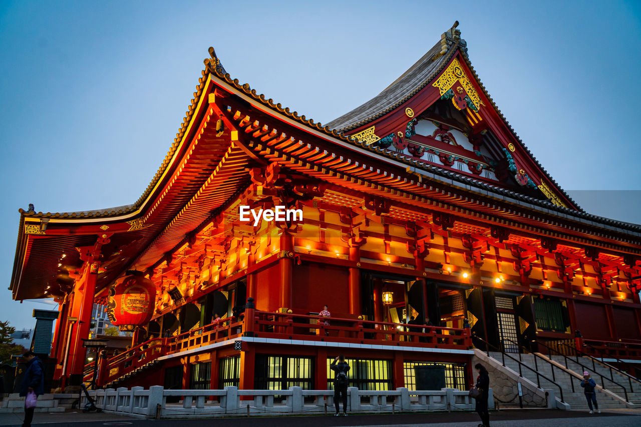 Illuminated senso-ji buddhist temple in asakusa at dusk