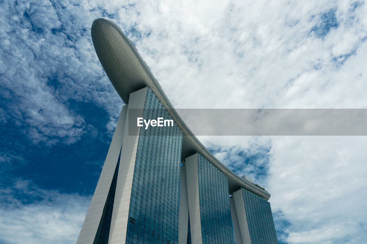 LOW ANGLE VIEW OF MODERN BUILDING AGAINST BLUE SKY