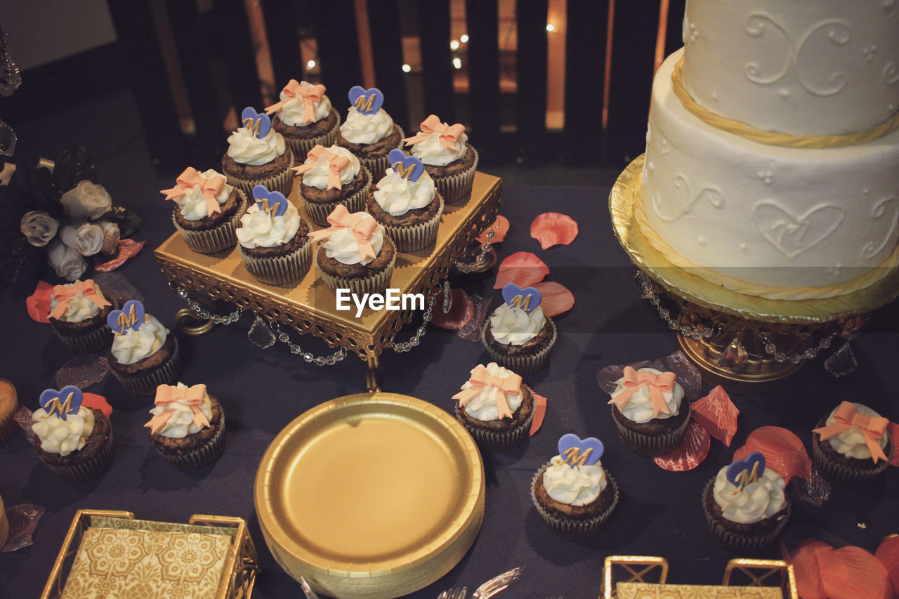 HIGH ANGLE VIEW OF CUPCAKES AND TABLE