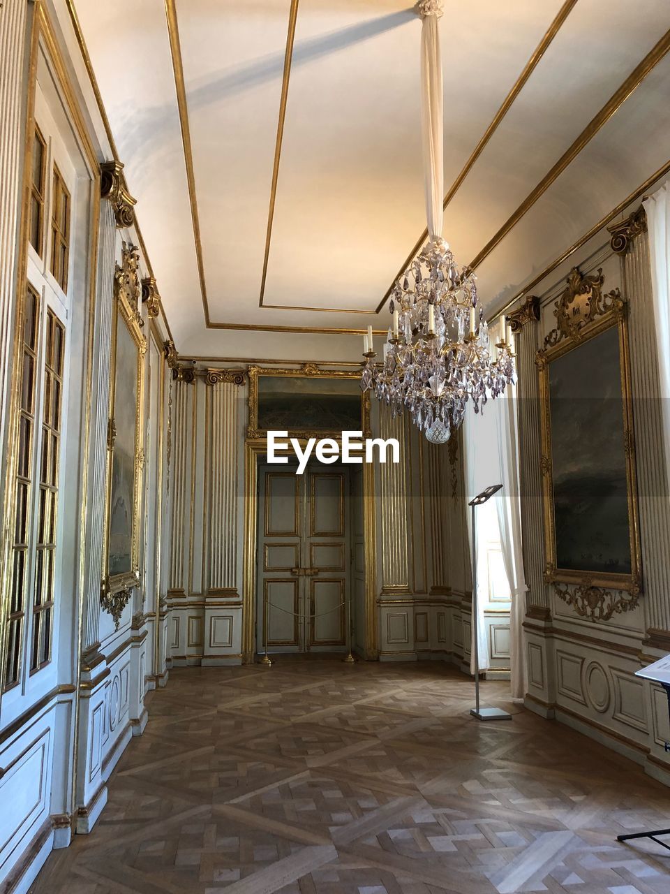 VIEW OF AN EMPTY ROOM