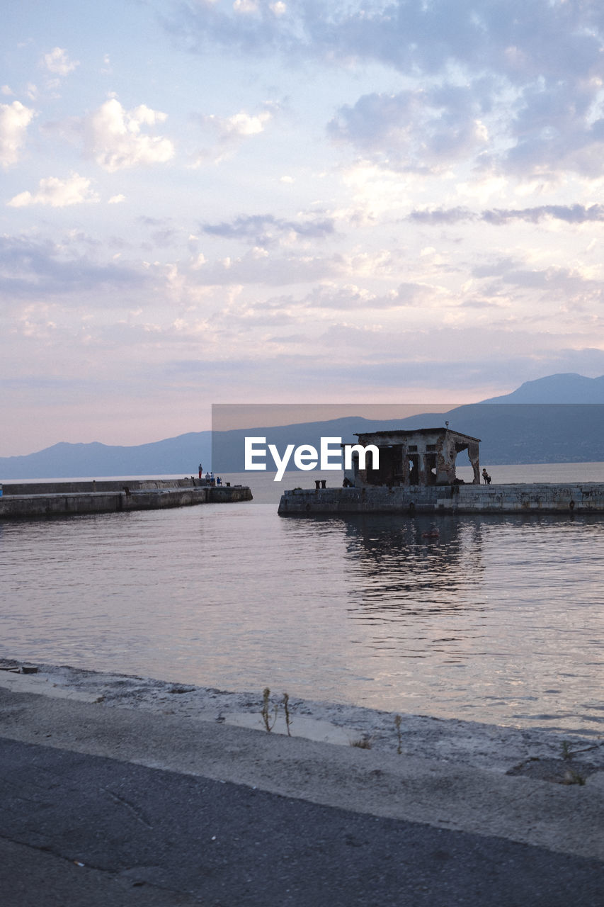 BOAT IN SEA AGAINST SKY DURING SUNSET