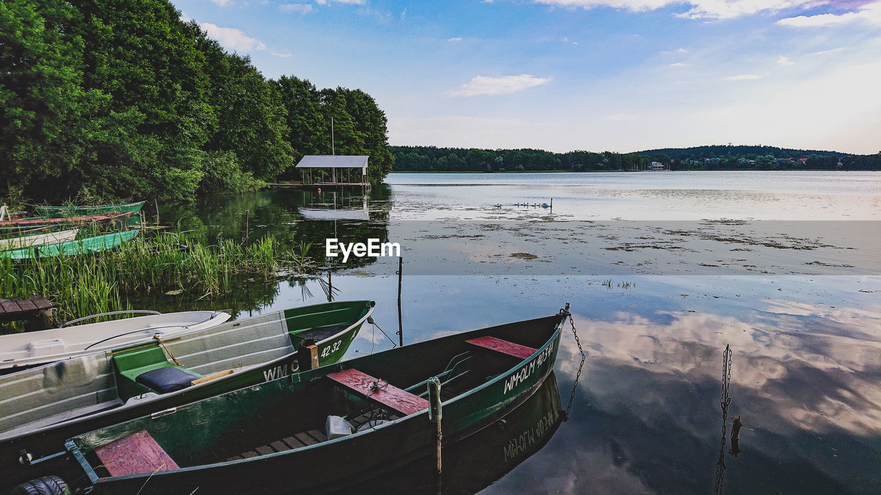 PANORAMIC VIEW OF BOATS MOORED IN LAKE AGAINST SKY