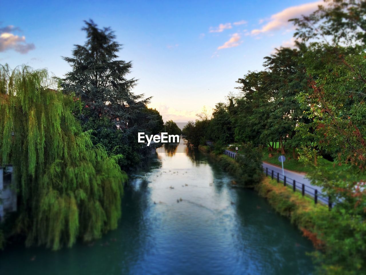 SCENIC VIEW OF RIVER AGAINST SKY