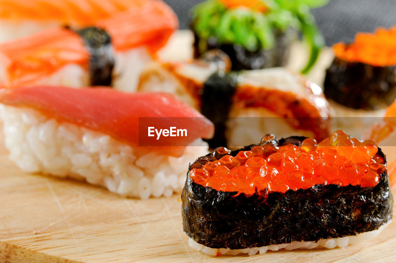 CLOSE-UP OF SUSHI ON PLATE