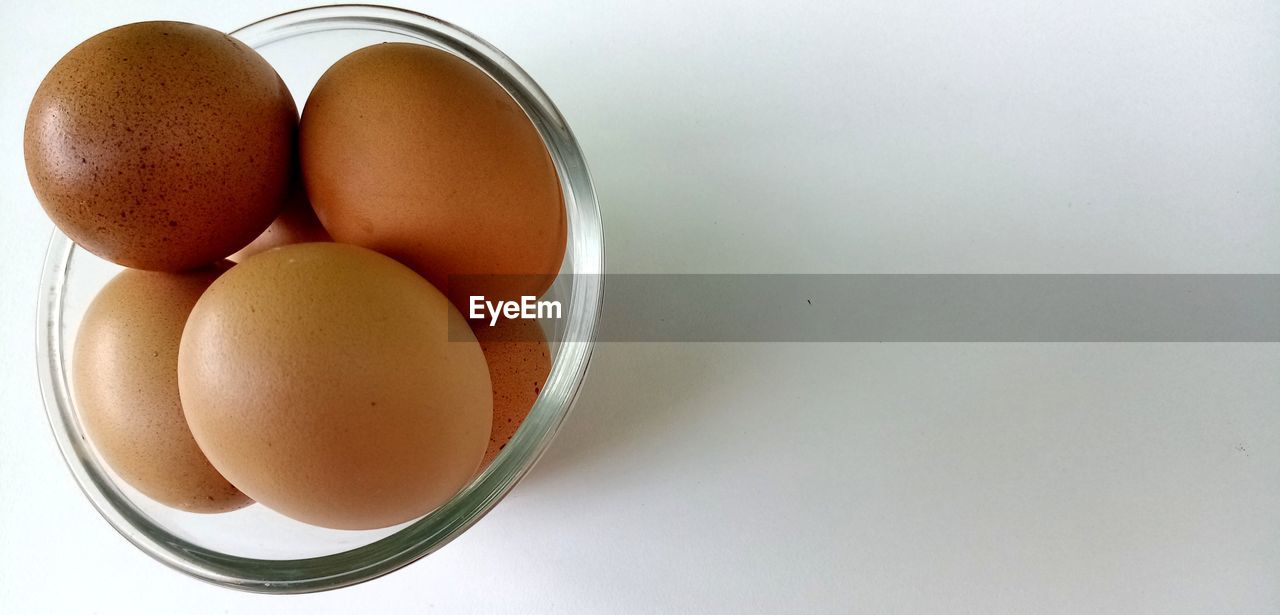 DIRECTLY ABOVE SHOT OF EGGS IN BOWL