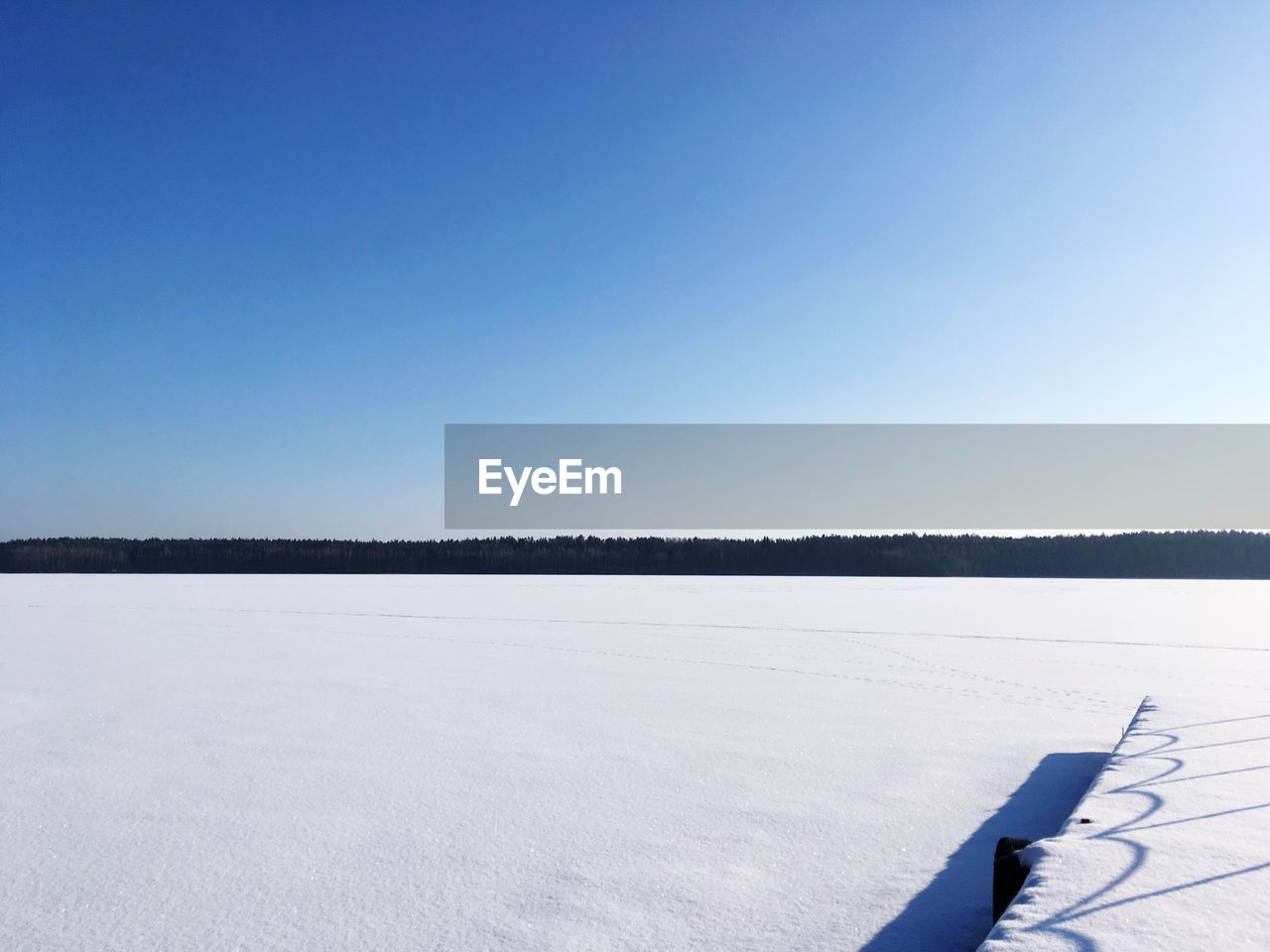 SCENIC VIEW OF SNOW COVERED LANDSCAPE AGAINST CLEAR BLUE SKY