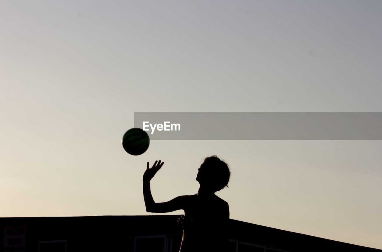 silhouette, one person, ball, sky, sports, copy space, leisure activity, person, men, light, lifestyles, basketball, waist up, standing, nature, adult, sunset, backlighting, basketball - ball