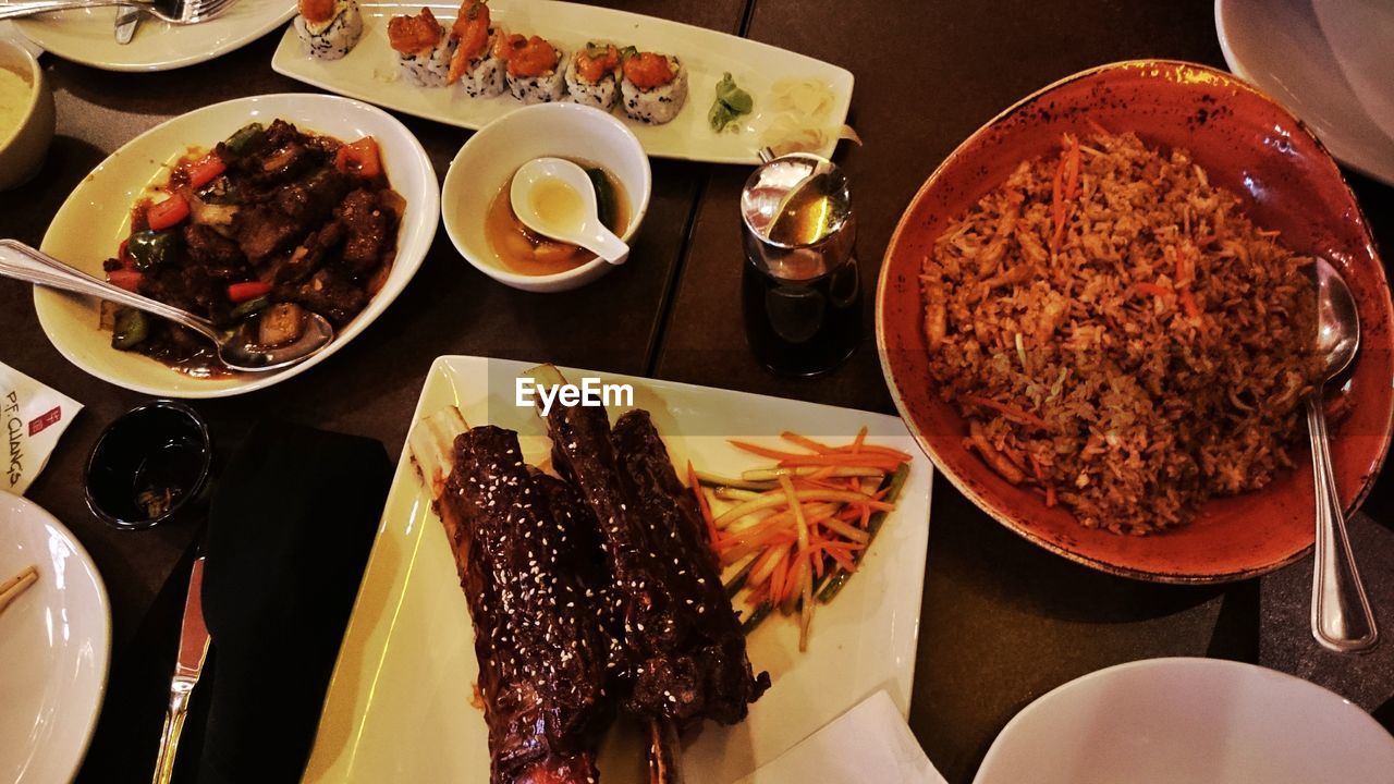 HIGH ANGLE VIEW OF FOOD IN PLATE