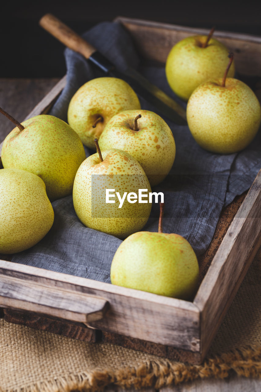 Close-up of granny smith apples in tray on table