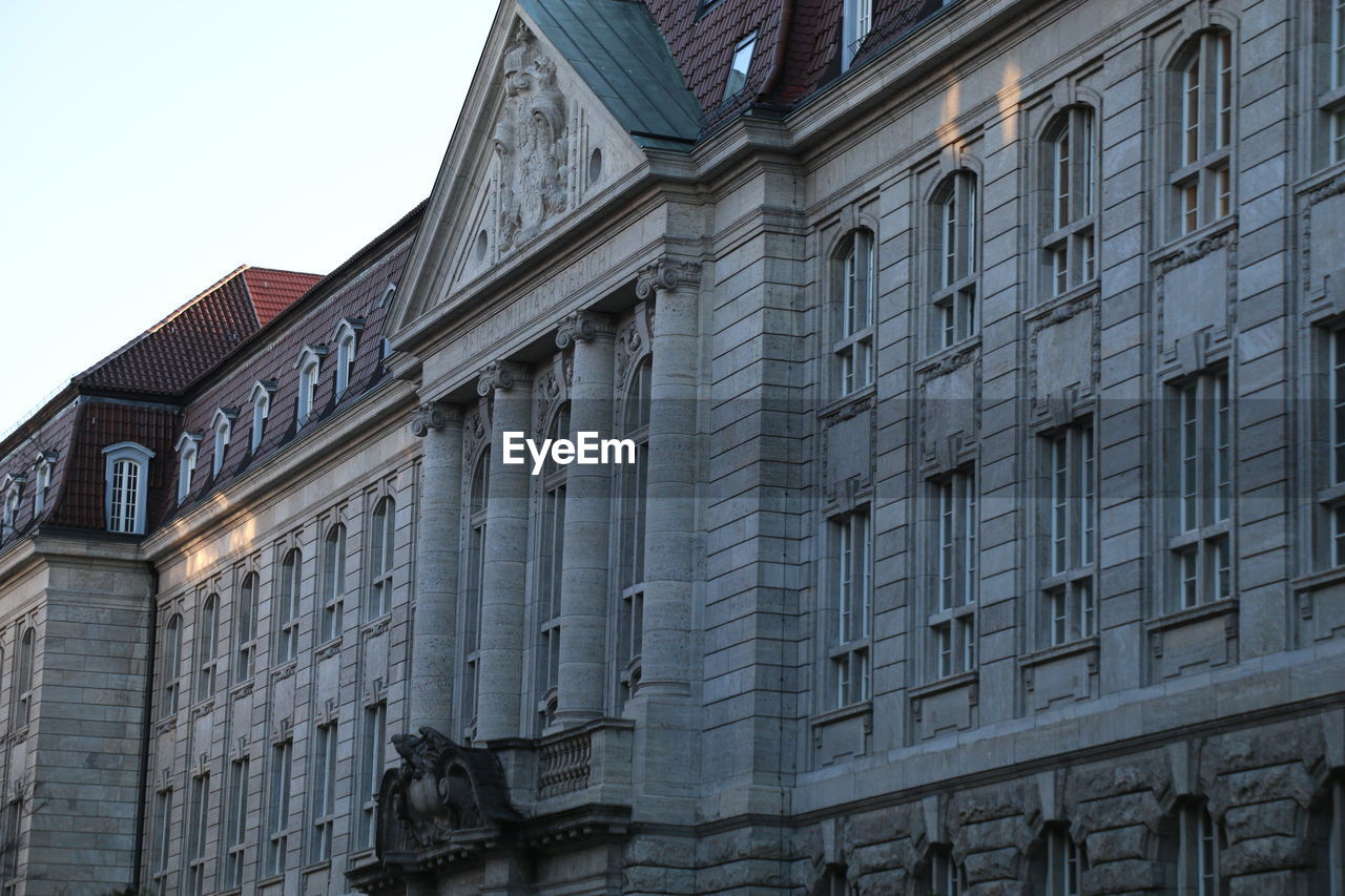 LOW ANGLE VIEW OF BUILDING AGAINST CLEAR SKY