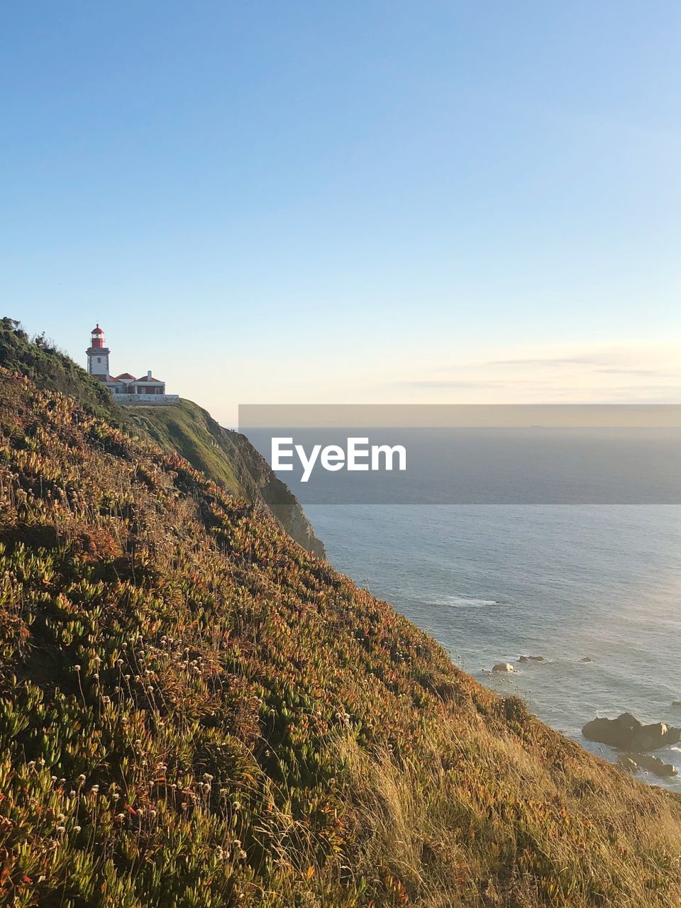 SCENIC VIEW OF SEA BY MOUNTAINS AGAINST SKY