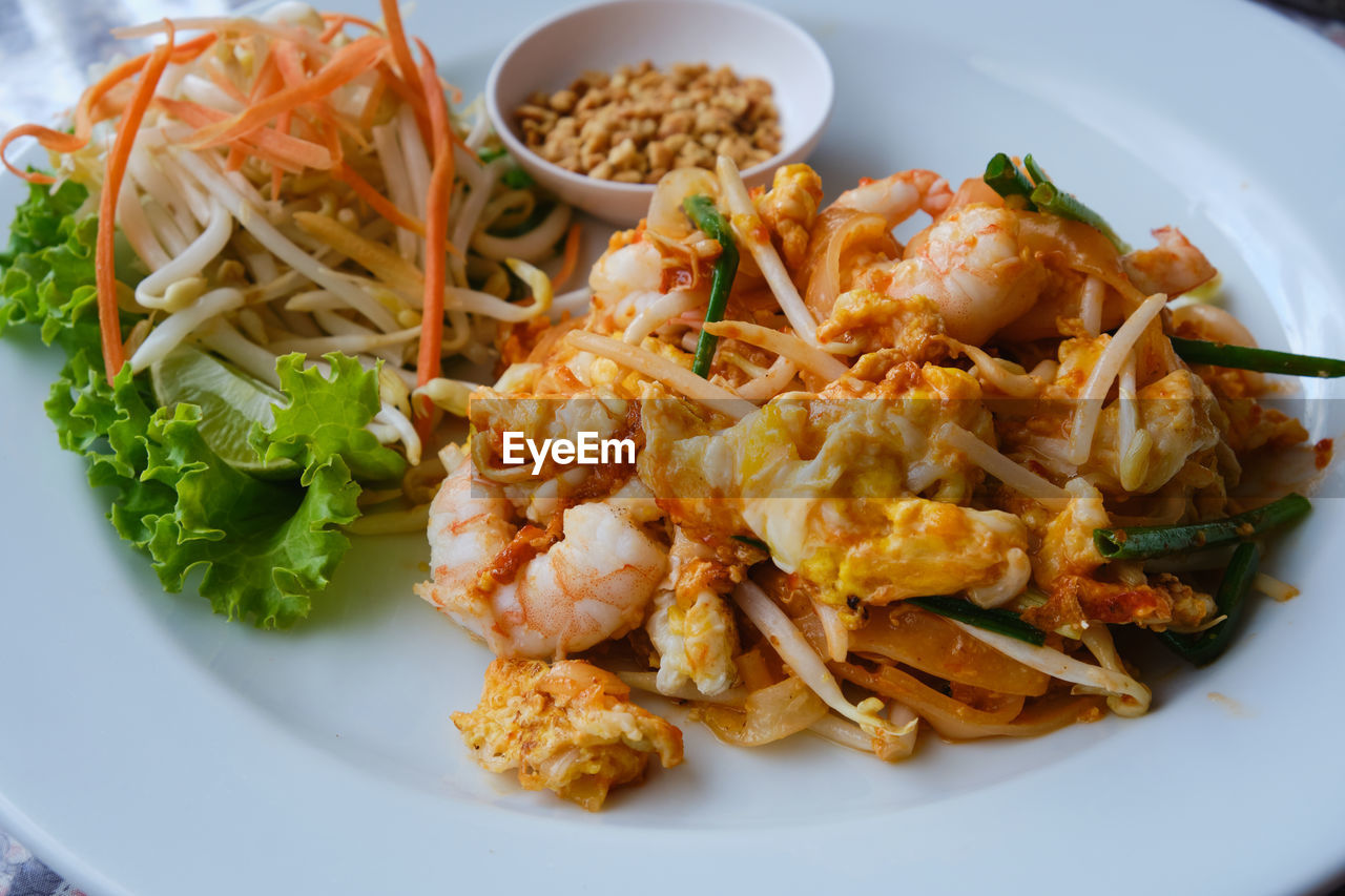 HIGH ANGLE VIEW OF FOOD IN PLATE ON TABLE