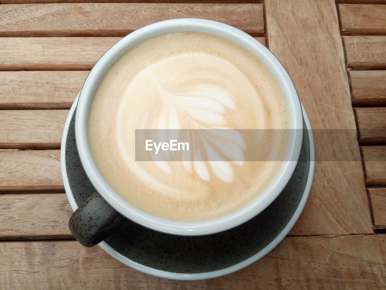 DIRECTLY ABOVE SHOT OF CAPPUCCINO CUP ON TABLE