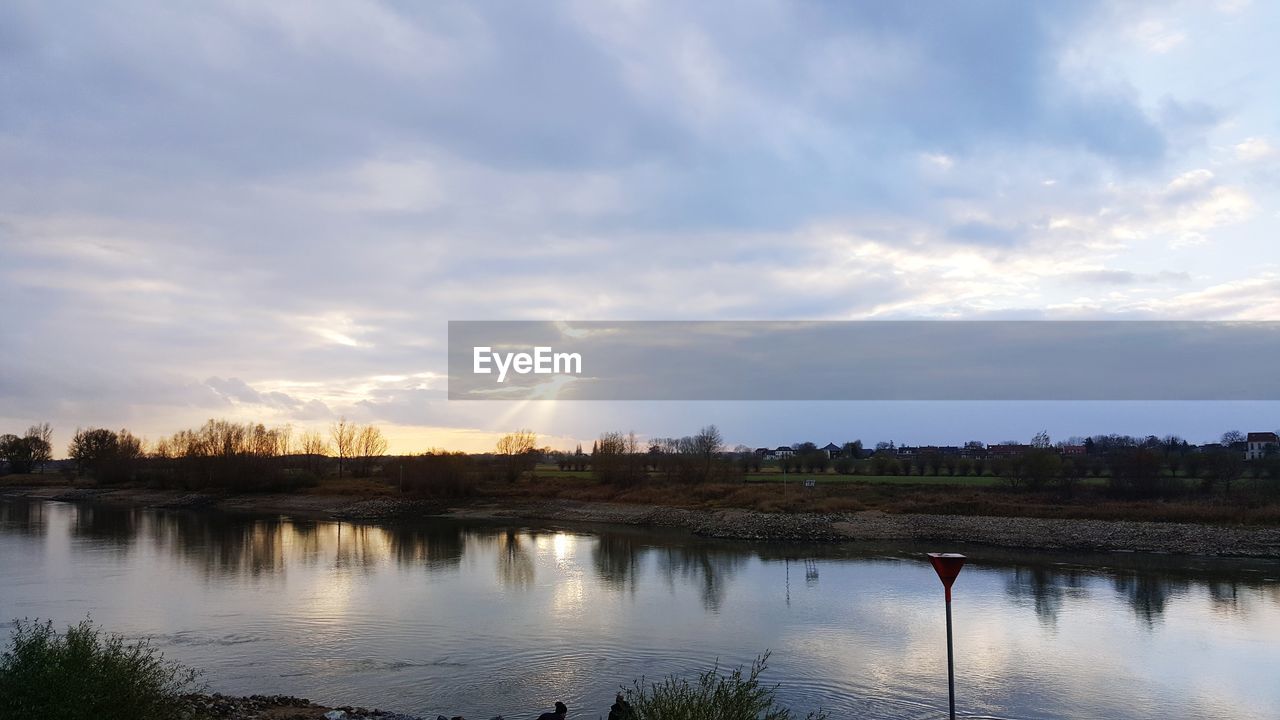 PANORAMIC VIEW OF LAKE AGAINST SKY DURING SUNSET