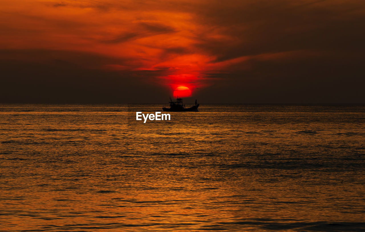 The moment of the rising sun in dong hoi beach, quang binh, viet nam.