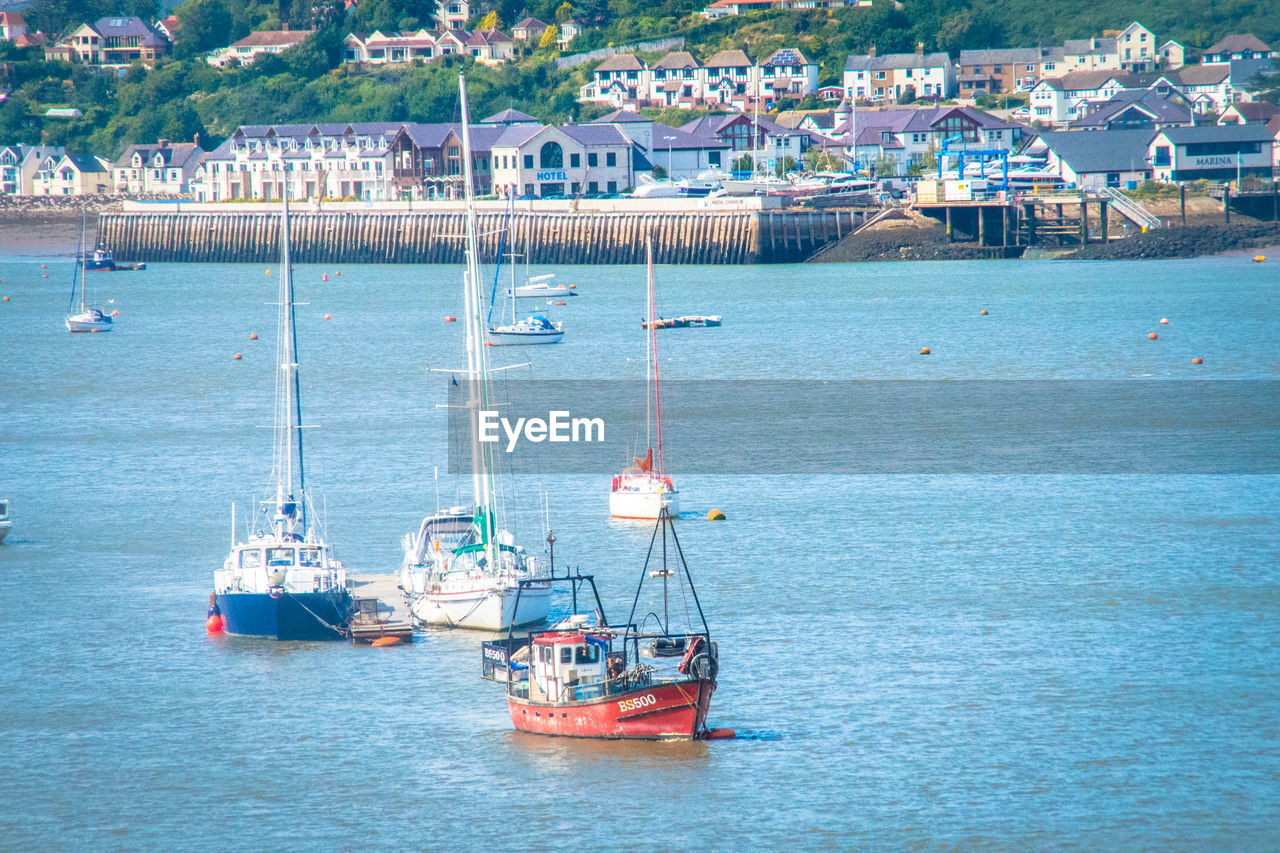 HIGH ANGLE VIEW OF SAILBOAT IN SEA