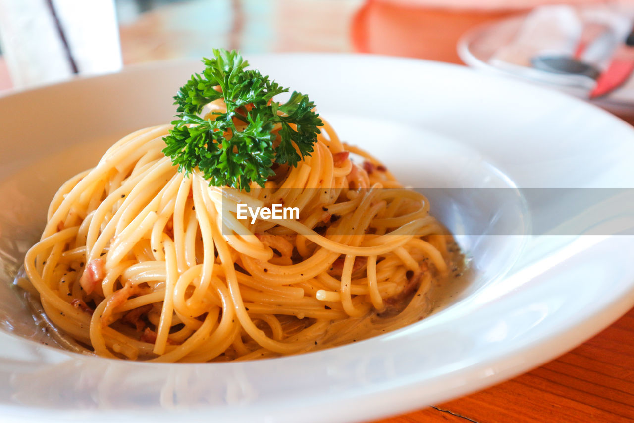 CLOSE-UP OF PASTA IN BOWL