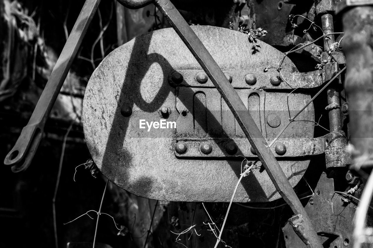 CLOSE-UP OF OLD RUSTY WHEEL