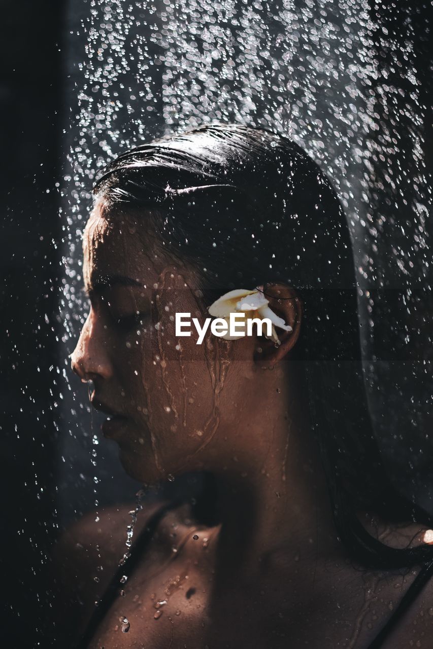 PORTRAIT OF WOMAN SWIMMING IN WATER