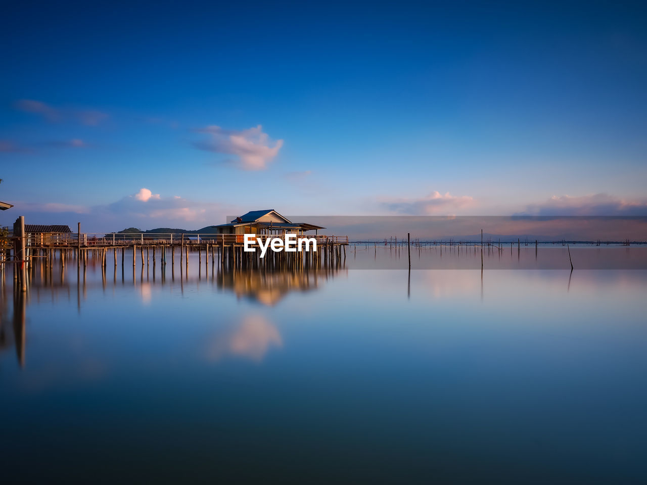 Homestay on the lake with a beautiful atmosphere before sunset