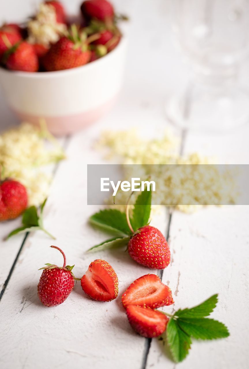 HIGH ANGLE VIEW OF STRAWBERRIES IN PLATE ON TABLE