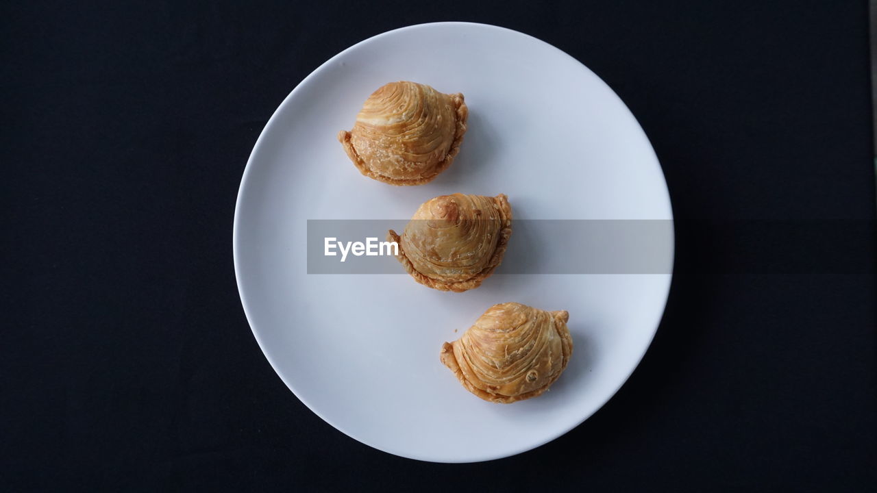 DIRECTLY ABOVE SHOT OF COOKIES IN PLATE