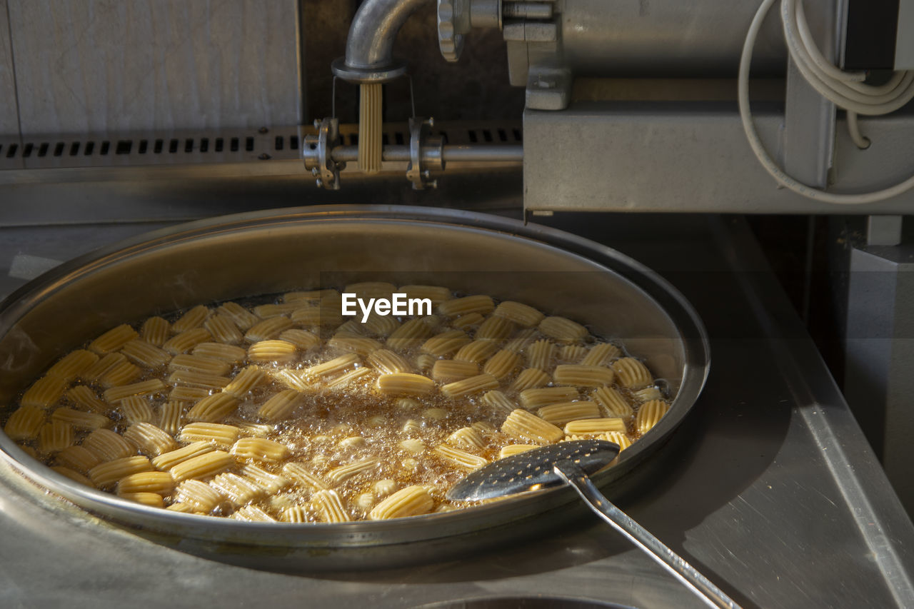 HIGH ANGLE VIEW OF MEAT IN COOKING PAN