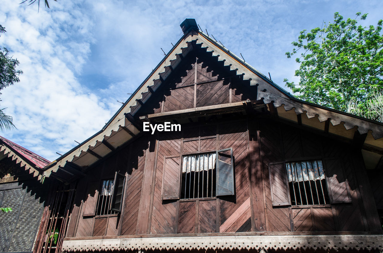 LOW ANGLE VIEW OF HOUSE AGAINST SKY