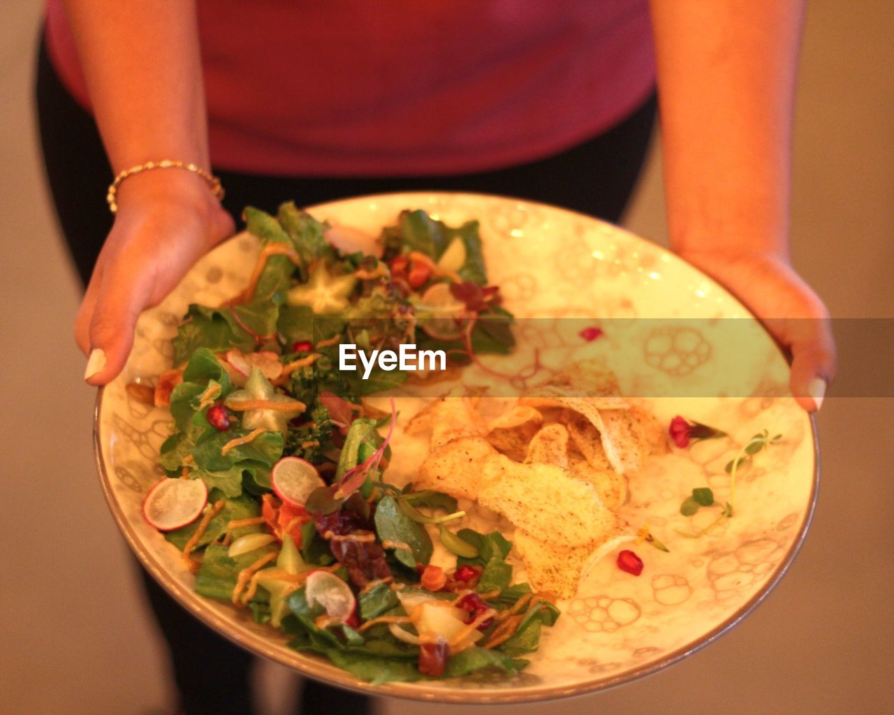 CLOSE-UP OF FOOD IN PLATE