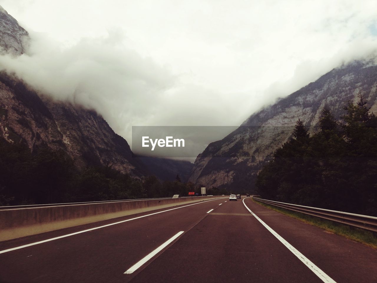 ROAD LEADING TOWARDS MOUNTAINS