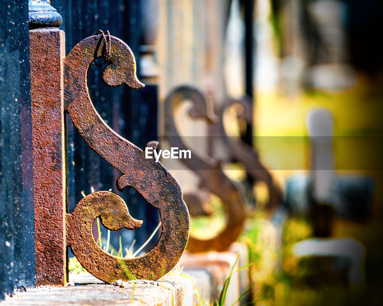CLOSE-UP OF RUSTY CHAIN