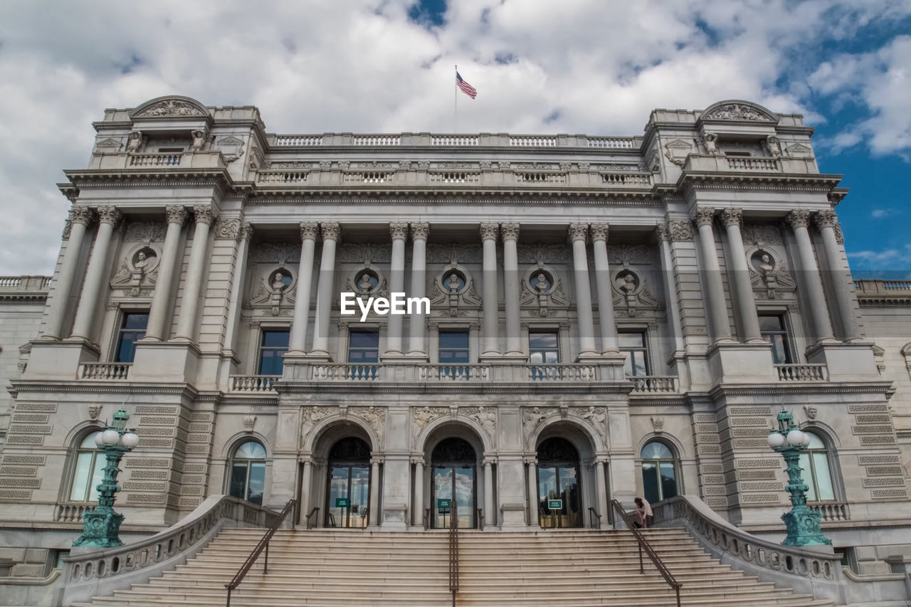 LOW ANGLE VIEW OF HISTORICAL BUILDING AGAINST SKY