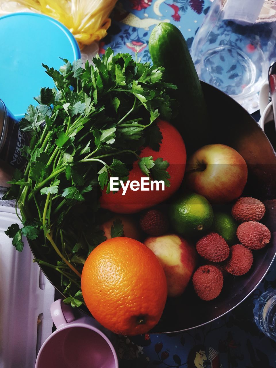 HIGH ANGLE VIEW OF FRUITS IN BOWL