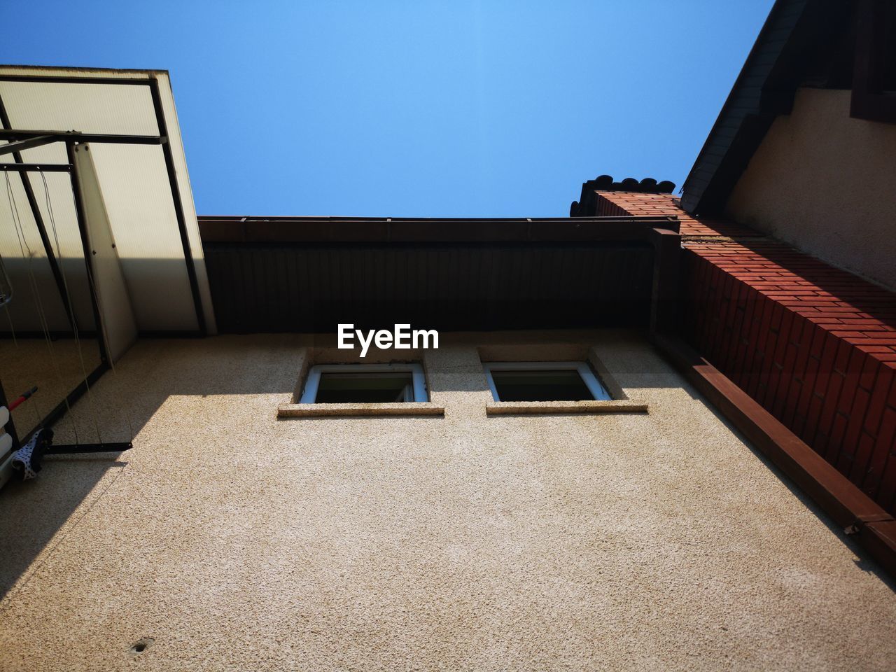 LOW ANGLE VIEW OF RESIDENTIAL BUILDING AGAINST CLEAR SKY