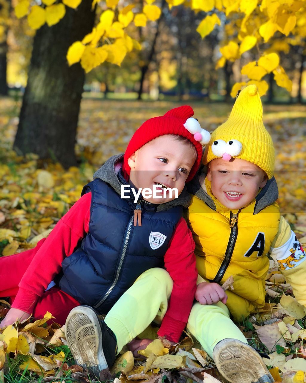 PORTRAIT OF A SMILING GIRL STANDING IN AUTUMN