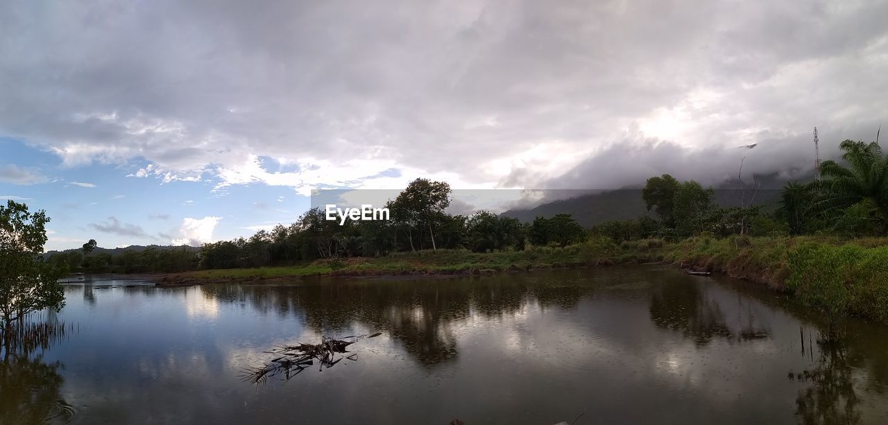 PANORAMIC SHOT OF LAKE AGAINST SKY