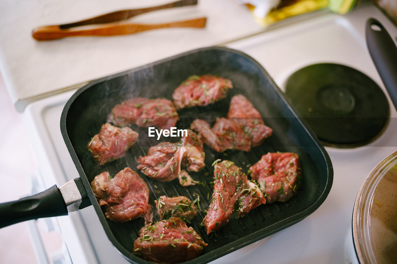 HIGH ANGLE VIEW OF MEAT IN CONTAINER