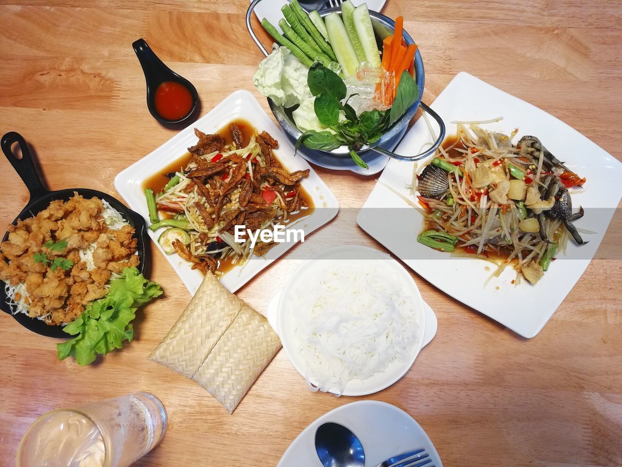 HIGH ANGLE VIEW OF FOOD IN PLATE ON TABLE