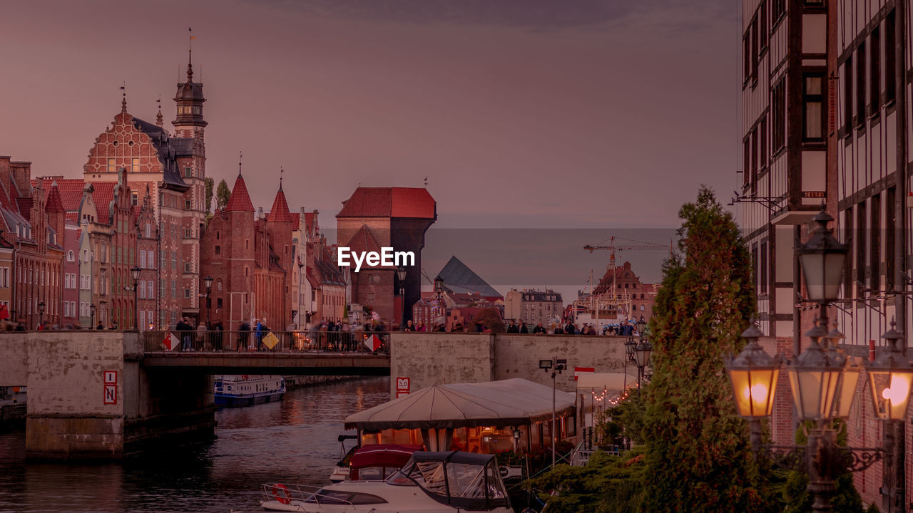 VIEW OF CITY BUILDINGS AT DUSK