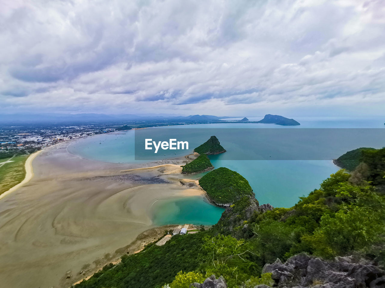 SCENIC VIEW OF SEA AND BEACH AGAINST SKY