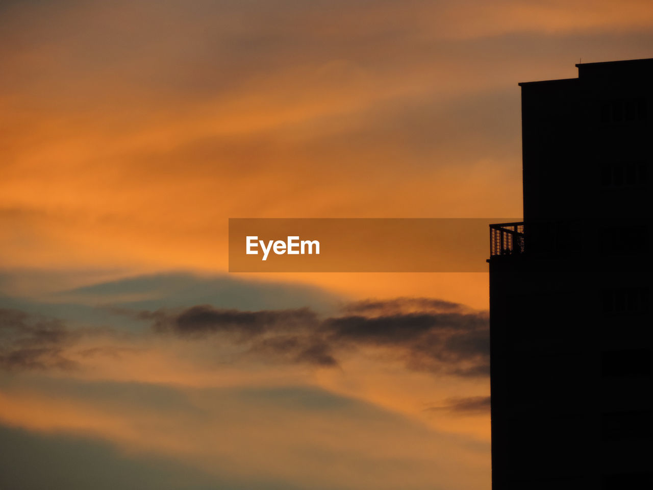 SCENIC VIEW OF DRAMATIC SKY OVER LANDSCAPE