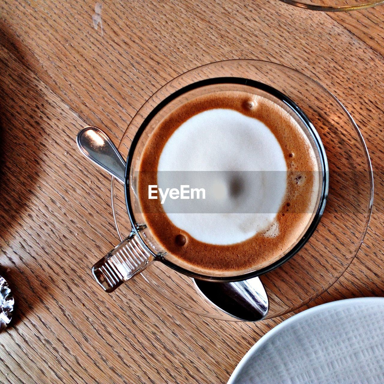 HIGH ANGLE VIEW OF COFFEE IN CUP ON TABLE