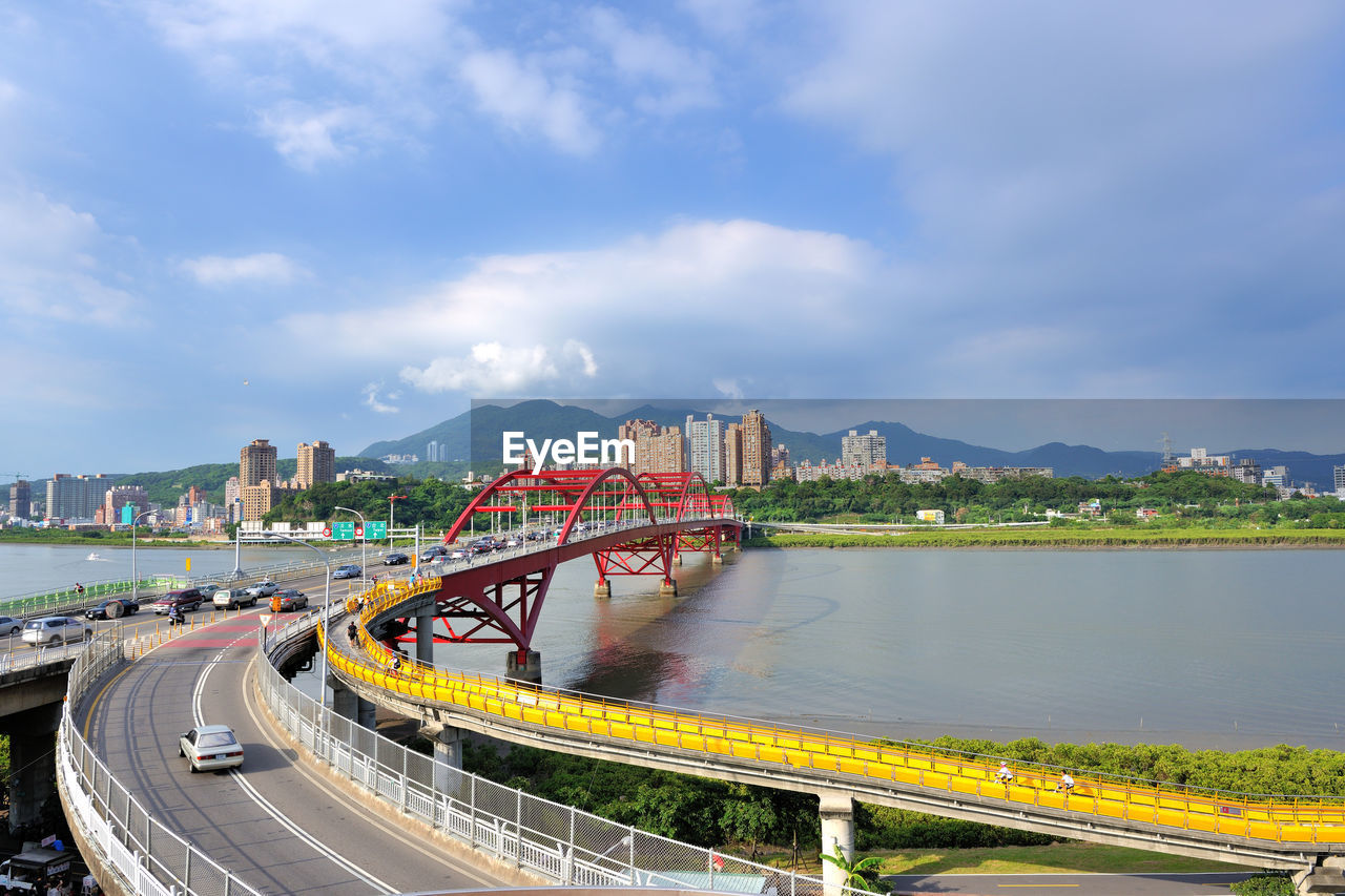 HIGH ANGLE VIEW OF BRIDGE OVER RIVER IN CITY